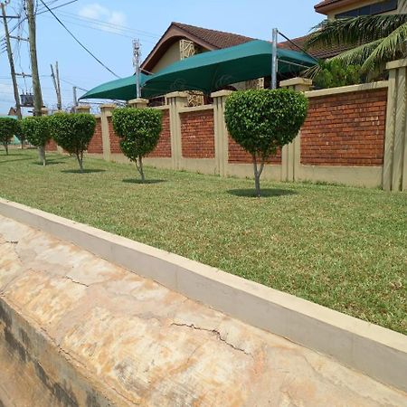Benconi Lodge Accra Bagian luar foto