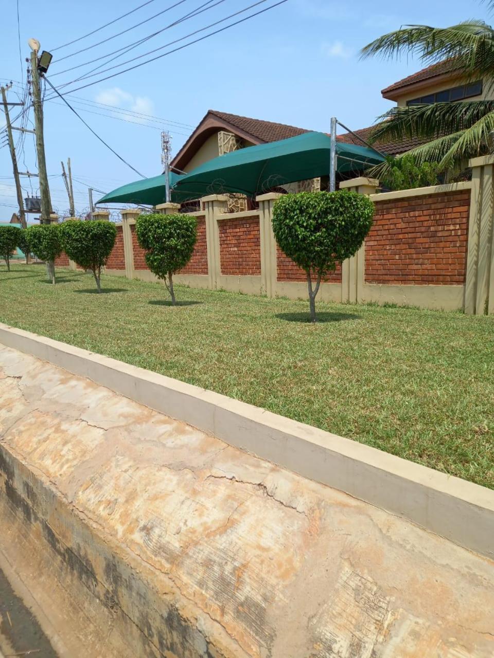 Benconi Lodge Accra Bagian luar foto