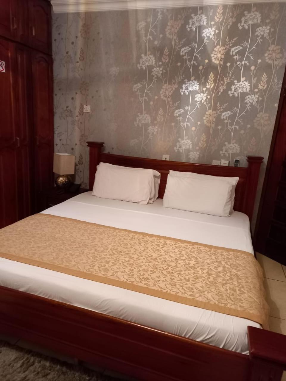 Benconi Lodge Accra Bagian luar foto