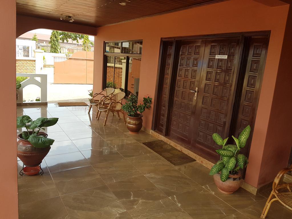 Benconi Lodge Accra Bagian luar foto