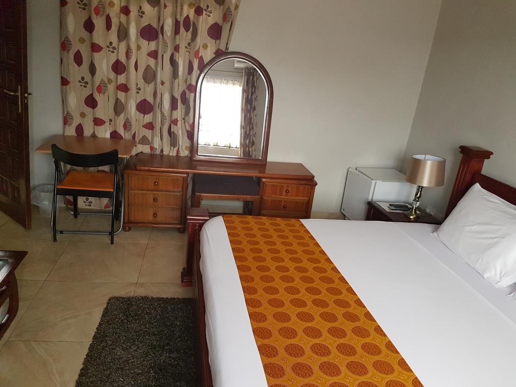 Benconi Lodge Accra Bagian luar foto