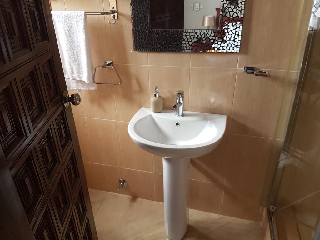Benconi Lodge Accra Bagian luar foto