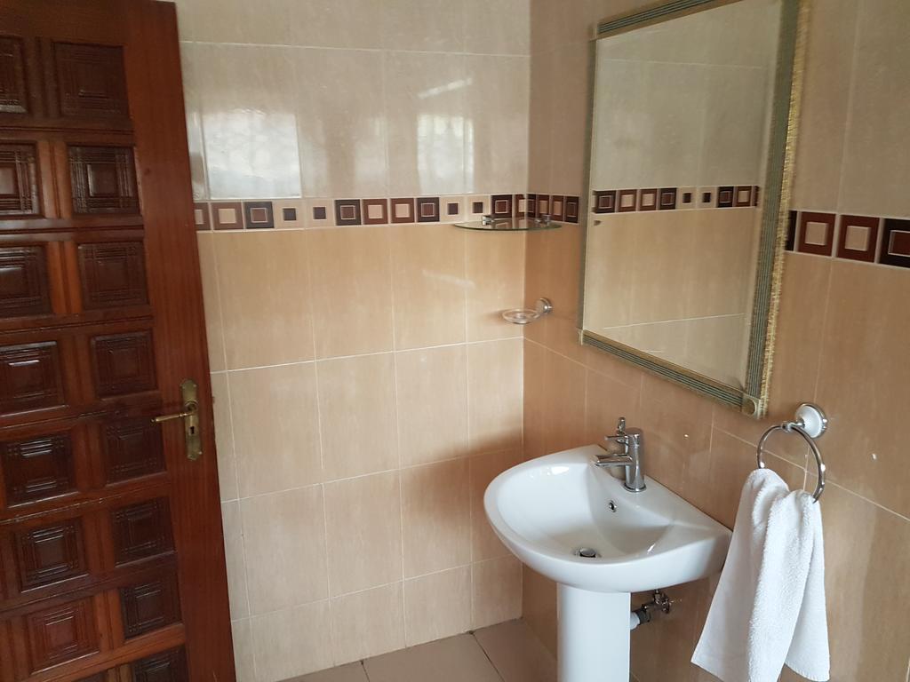 Benconi Lodge Accra Bagian luar foto
