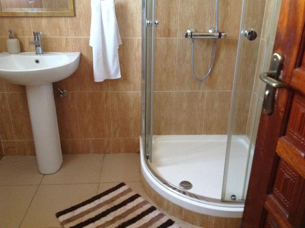 Benconi Lodge Accra Bagian luar foto