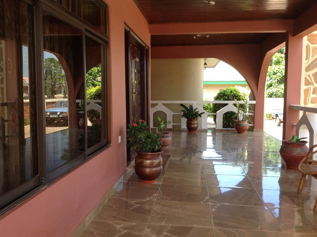 Benconi Lodge Accra Bagian luar foto
